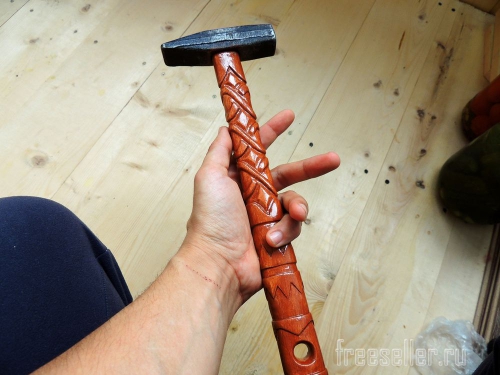 Процесс вырезания узора на рукоятке молотка