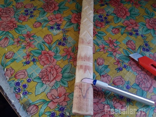 Процесс вырезания узора на рукоятке молотка