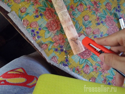 Процесс вырезания узора на рукоятке молотка