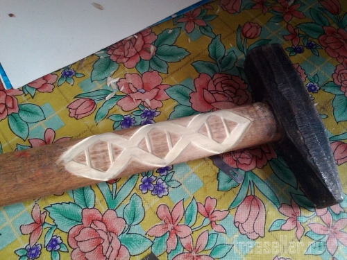 Процесс вырезания узора на рукоятке молотка