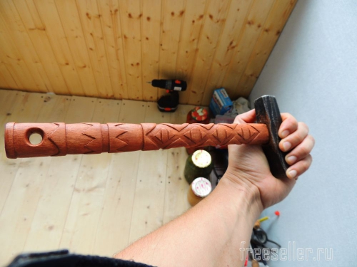 Процесс вырезания узора на рукоятке молотка