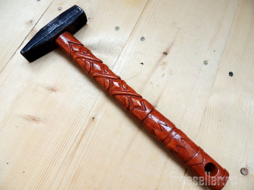 Процесс вырезания узора на рукоятке молотка