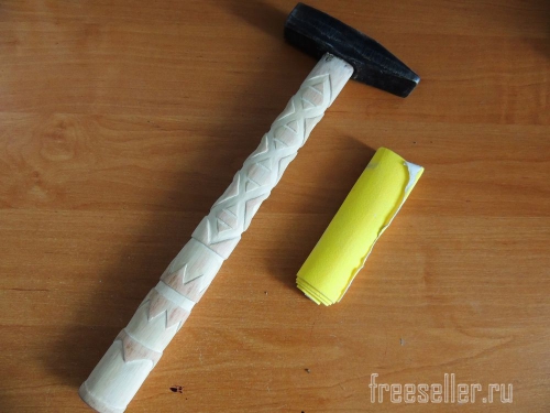 Процесс вырезания узора на рукоятке молотка