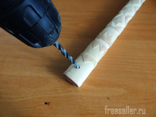 Процесс вырезания узора на рукоятке молотка