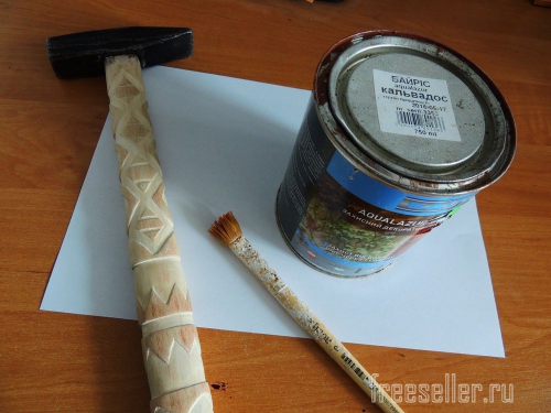 Процесс вырезания узора на рукоятке молотка