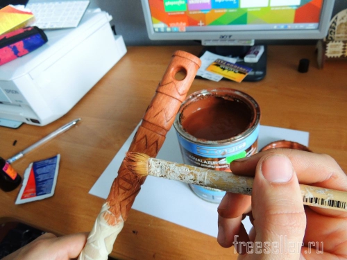 Процесс вырезания узора на рукоятке молотка