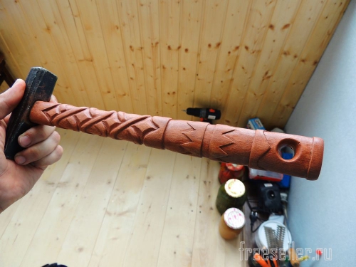 Процесс вырезания узора на рукоятке молотка