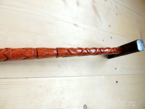 Процесс вырезания узора на рукоятке молотка