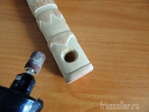 Процесс вырезания узора на рукоятке молотка