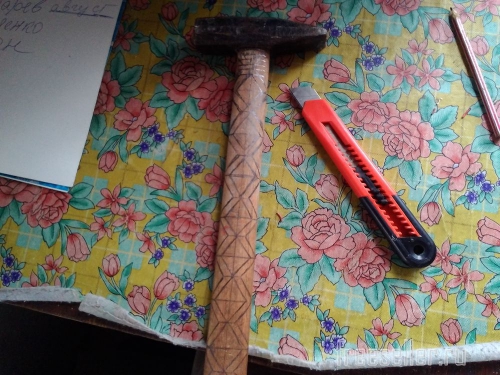 Процесс вырезания узора на рукоятке молотка