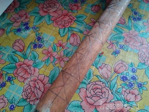 Процесс вырезания узора на рукоятке молотка