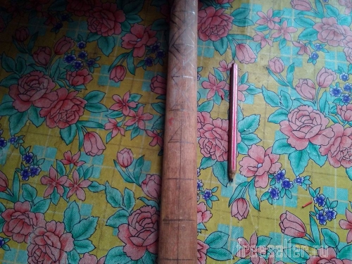 Процесс вырезания узора на рукоятке молотка