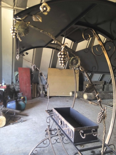 Мангал с элементами ковки и козырьком