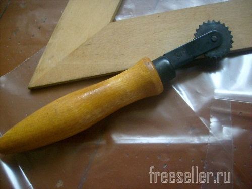 Процесс запайки предметов в целлофан в домашних условиях