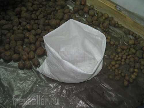 Как в одиночку насыпать картошку в мешок