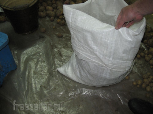Как в одиночку насыпать картошку в мешок
