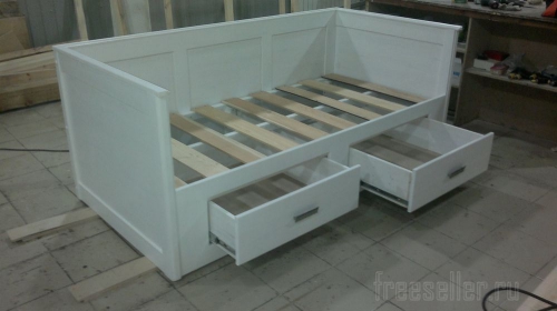 Кровать с полочками своими руками