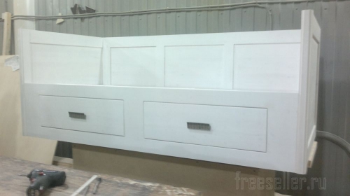 Кровать с полочками своими руками