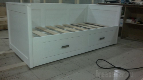 Кровать с полочками своими руками