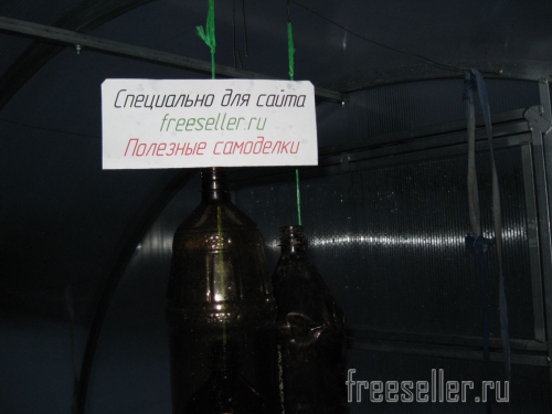 Удобный способ хранения пластиковых бутылок для полива теплицы