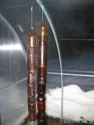 Удобный способ хранения пластиковых бутылок для полива теплицы