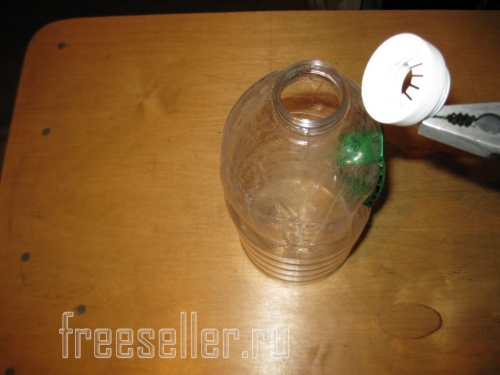 Изготовление удобной бутылки для насыпания корма мелким птицам