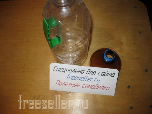 Удобная бутылка для насыпания корма мелким птицам