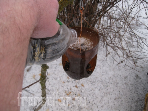 Удобная бутылка для насыпания корма мелким птицам