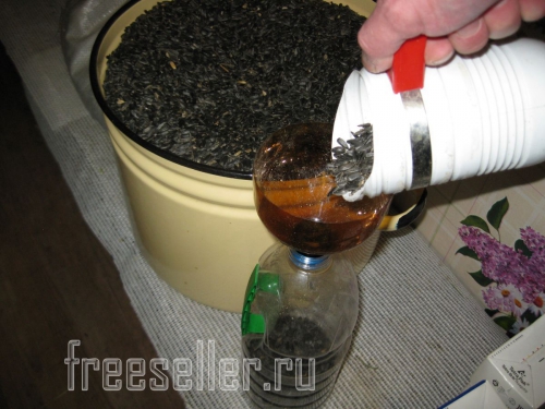 Удобная бутылка для насыпания корма мелким птицам