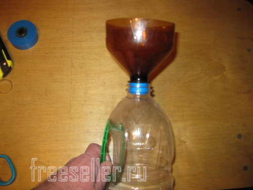 Удобная бутылка для насыпания корма мелким птицам