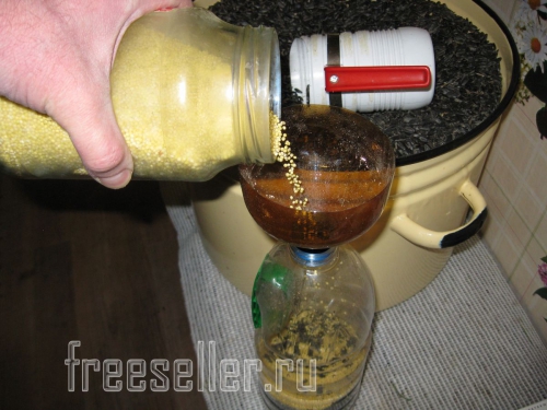 Удобная бутылка для насыпания корма мелким птицам