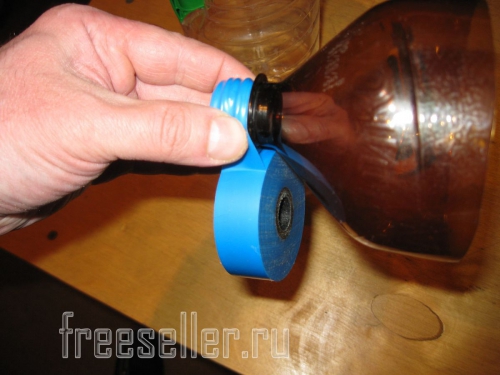 Изготовление удобной бутылки для насыпания корма мелким птицам