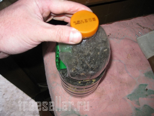 Удобная бутылка для насыпания корма мелким птицам