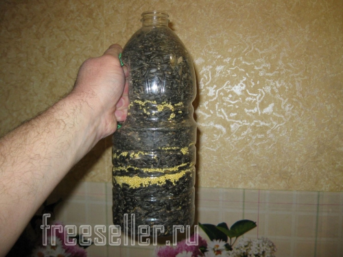 Удобная бутылка для насыпания корма мелким птицам