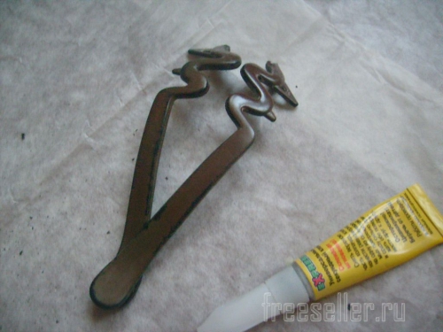 Процесс изготовления рыхлителя для комнатных растений из ободков для волос