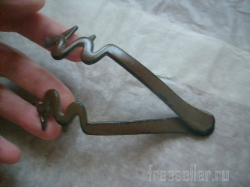 Процесс изготовления рыхлителя для комнатных растений из ободков для волос