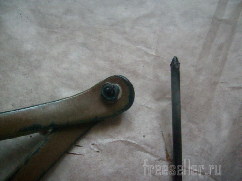 Процесс изготовления рыхлителя для комнатных растений из ободков для волос