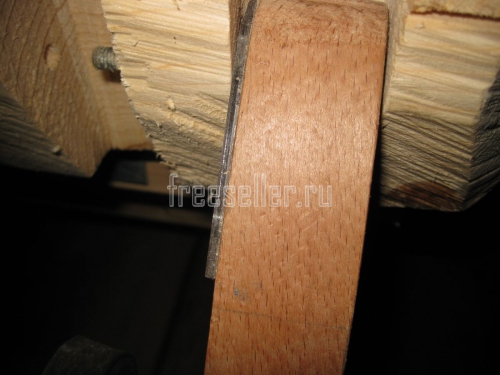 Самодельный откидной зажим для строгания досок