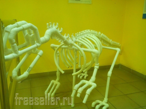 Динозавр из пластиковых труб
