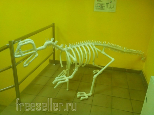 Динозавр из пластиковых труб