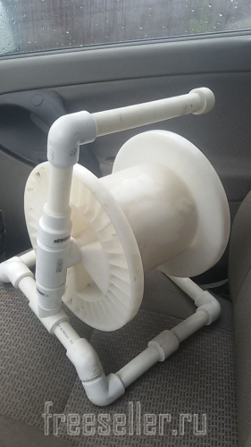 Самодельная катушка под кабель сделанная из полипропиленовых труб.