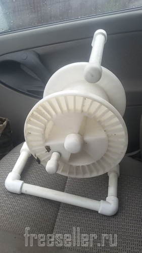 Самодельная катушка под кабель сделанная из полипропиленовых труб.