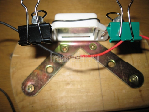 Самодельной третья рука на подставке