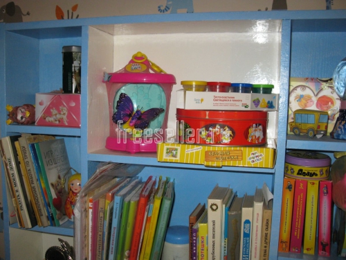 Книжная полка с магнитной доской