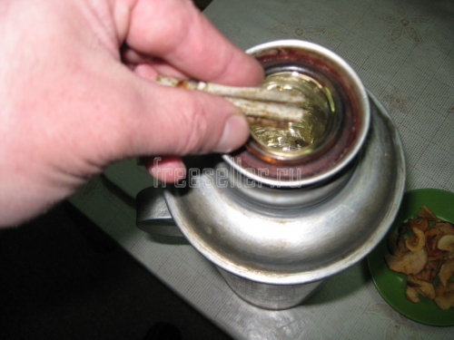 Приготовление витаминного напитка из веточек черной смородины