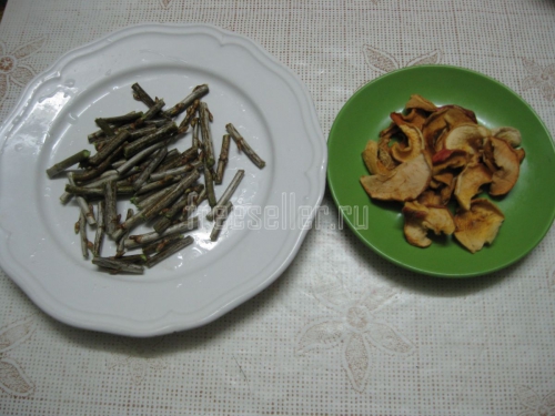 Приготовление витаминного напитка из веточек черной смородины