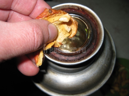 Приготовление витаминного напитка из веточек черной смородины