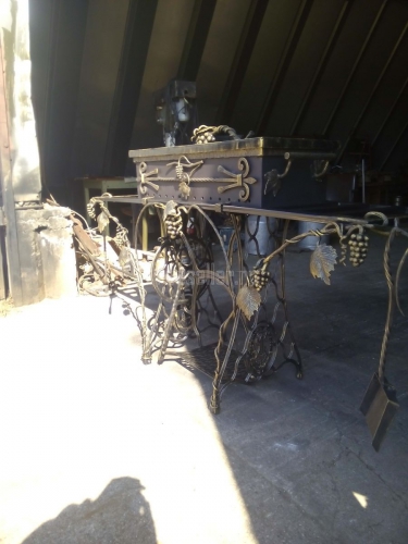 Кованный мангал из швейной машинки и шампура