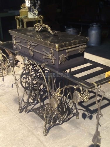 Кованный мангал из швейной машинки и шампура