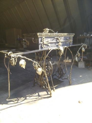 Кованный мангал из швейной машинки и шампура